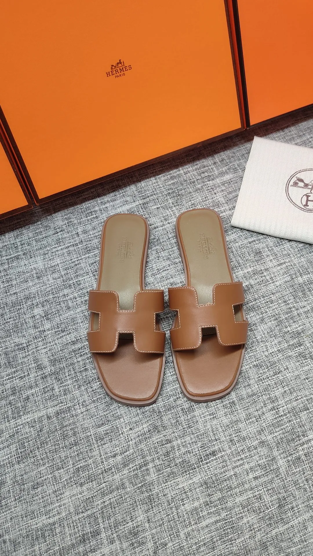 👟👟Ex-factory price P480👟👟 Women's shoe factory Hermes 💖The latest official website is updated at the same time. Premium quality upgraded version of slippers 1:1 production. Fabric: Made of counter cowhide fabric. Inner foot pads: Customized sheepskin [oversea order. The outsole is made of simulated leather non-slip rubber outsole. Regardless of the version or workmanship, it is the best among rubber soles. Color Black White Brown Total 3 colors, code number 35---40, flat bottom
